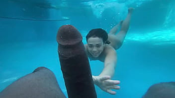 Мужик трахает под водой сексуальную негритянку
